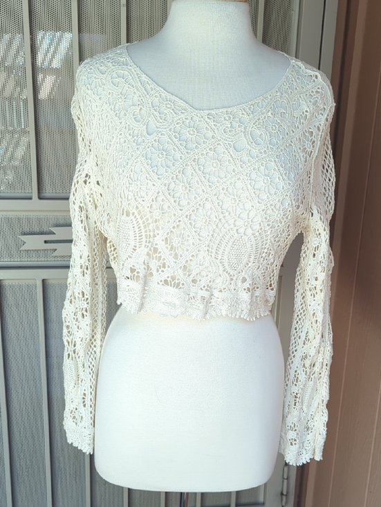 No name Tops - Crochet Lace Long-Sleeve Cream Crop Top